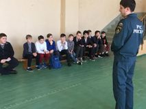 беседу в 6 классе проводит представитель службы МЧС
